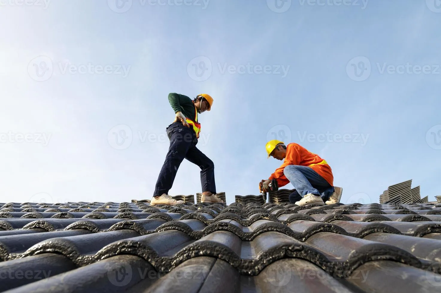 imgi_73_a-team-of-construction-workers-in-work-clothes-installed-new-roofing-equipment-roofing-tools-electric-drill-and-use-it-on-new-wood-roofs-with-metal-sheets-photo