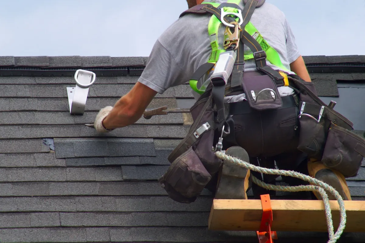 imgi_80_roof-repair-construction-worker-roofer-man-roofing-security-rope-picture-id1175090625